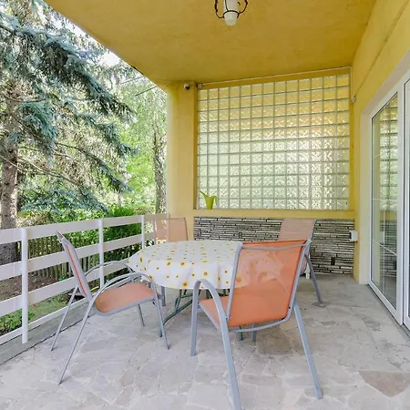 Kenese Gyöngye Apartmanház