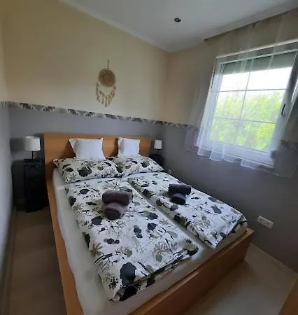 Kenese Gyongye Apartmanhaz